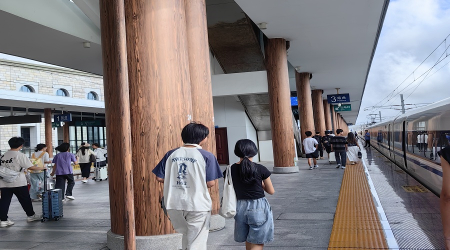 車站GRC仿木紋柱子 車站GRC仿木紋柱子